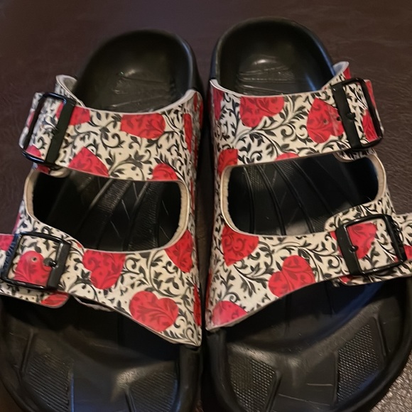 Birkis size 7 beautiful flower print slide on rubber sole. Pre owned great - Picture 8 of 9